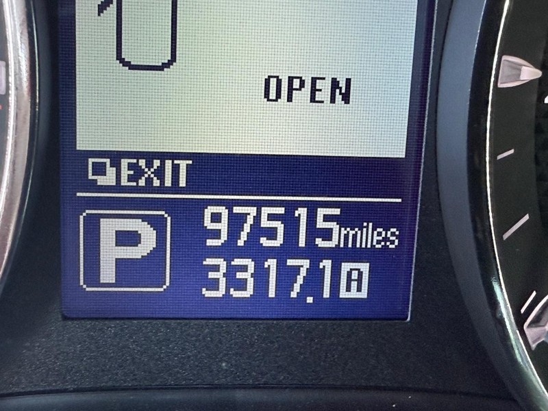 Nissan Armada Vehicle Full-screen Gallery Image 33