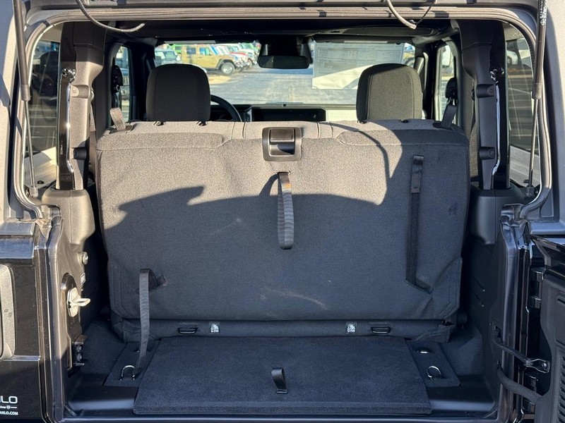 Jeep Wrangler Vehicle Full-screen Gallery Image 7