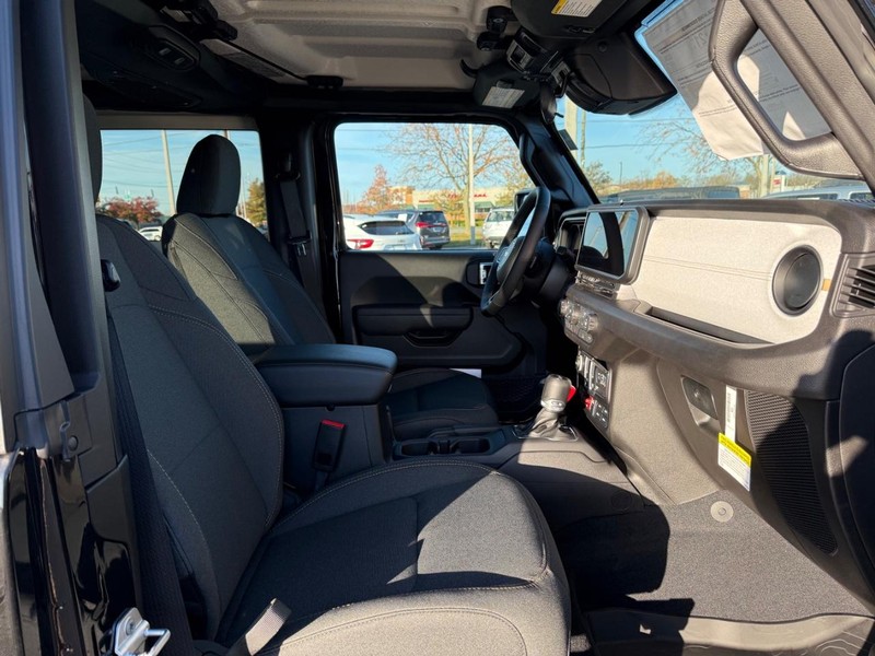 Jeep Wrangler Vehicle Full-screen Gallery Image 10