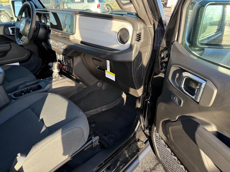 Jeep Wrangler Vehicle Full-screen Gallery Image 11