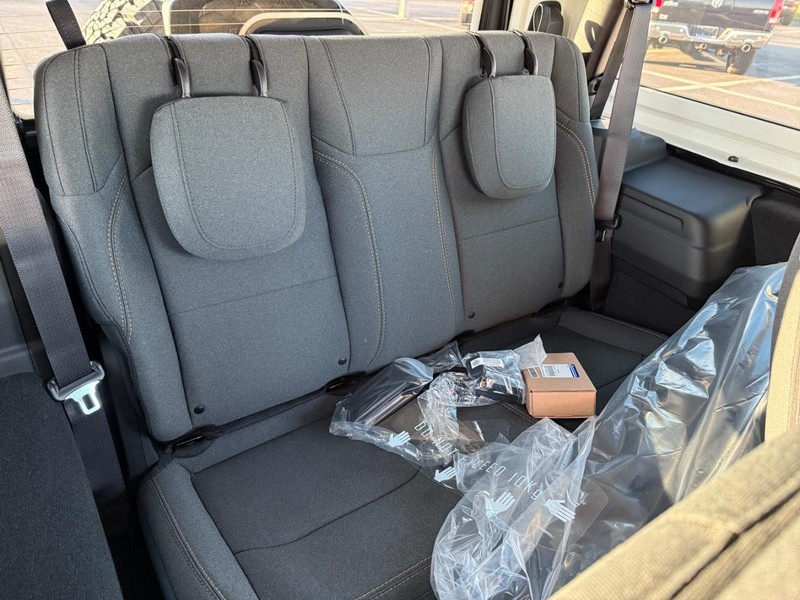 Jeep Wrangler Vehicle Full-screen Gallery Image 13