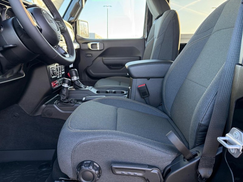 Jeep Wrangler Vehicle Full-screen Gallery Image 15