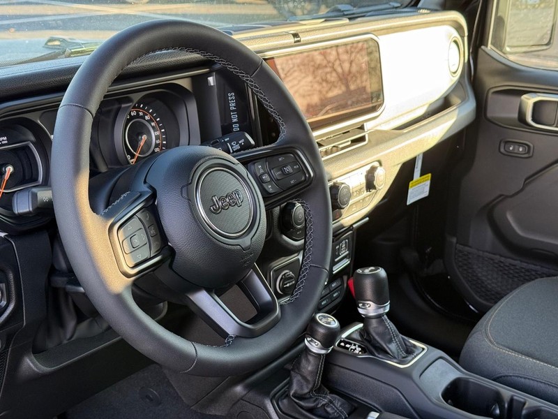 Jeep Wrangler Vehicle Full-screen Gallery Image 16
