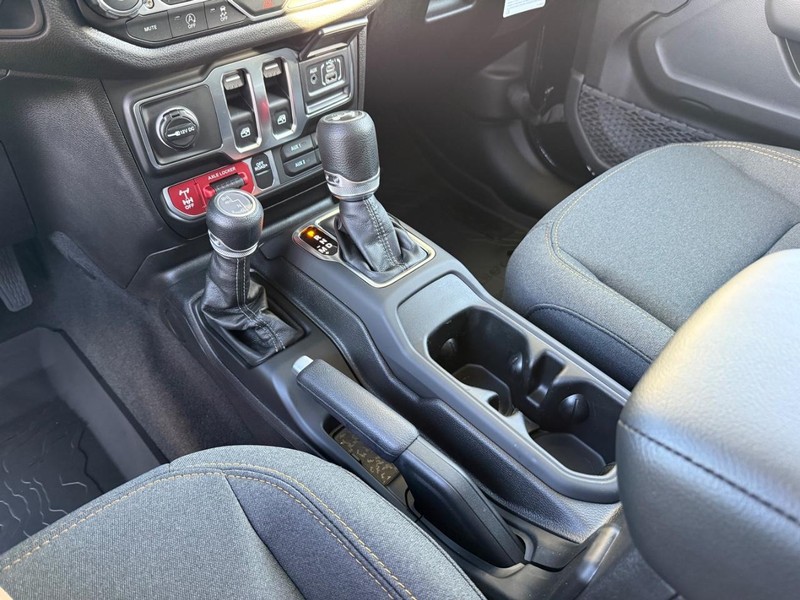 Jeep Wrangler Vehicle Full-screen Gallery Image 24