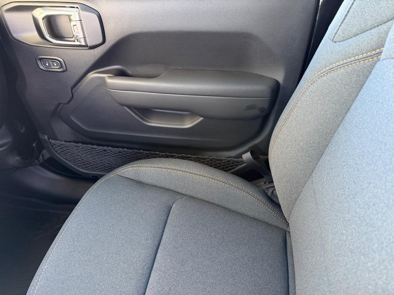 Jeep Wrangler Vehicle Full-screen Gallery Image 25