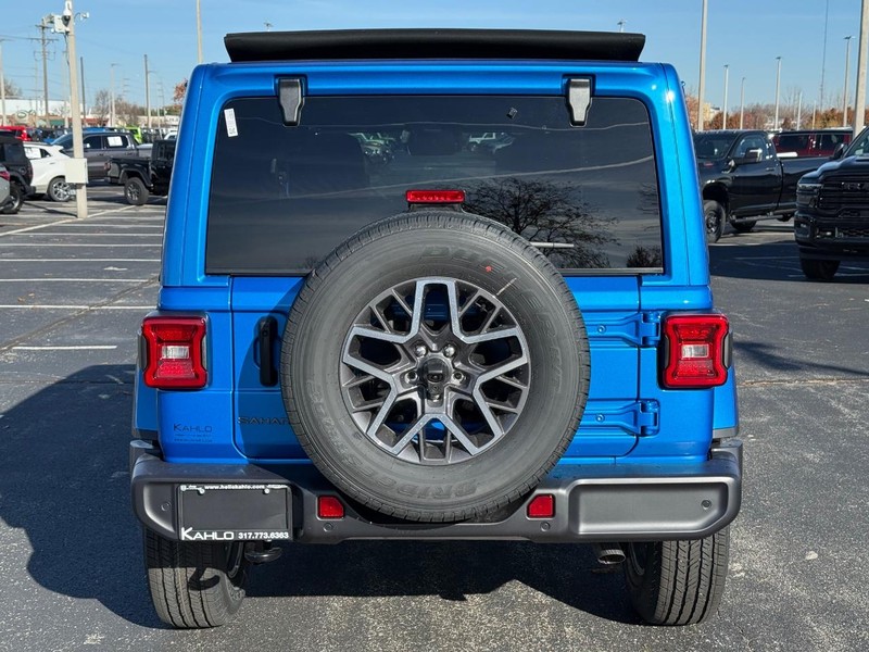 Jeep Wrangler Vehicle Full-screen Gallery Image 4