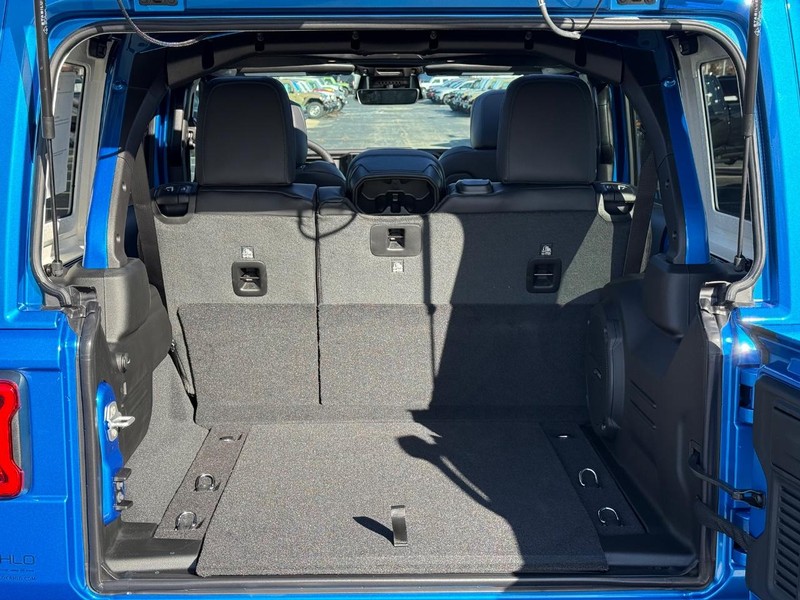 Jeep Wrangler Vehicle Full-screen Gallery Image 7