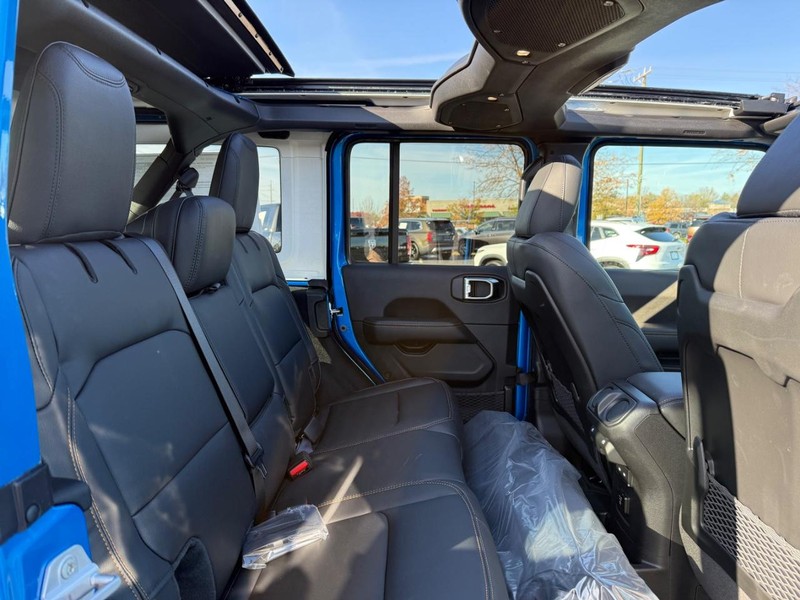 Jeep Wrangler Vehicle Full-screen Gallery Image 10