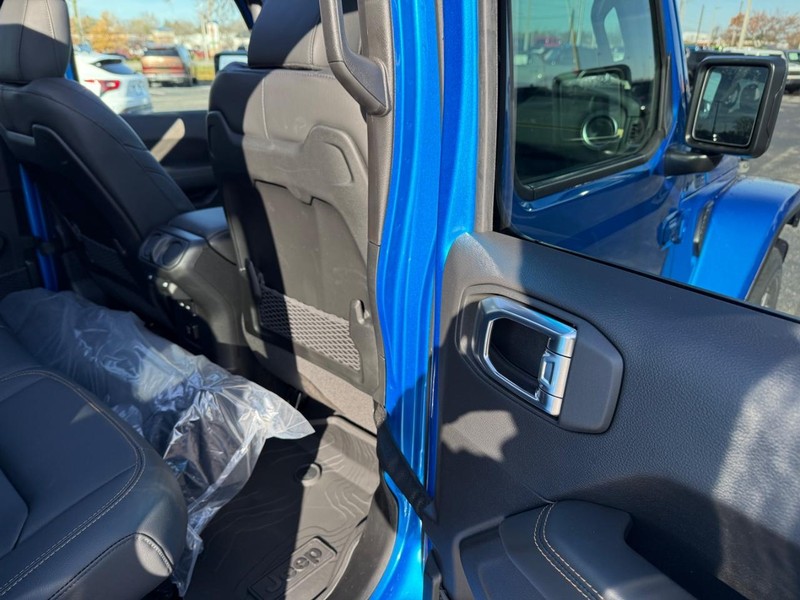 Jeep Wrangler Vehicle Full-screen Gallery Image 11