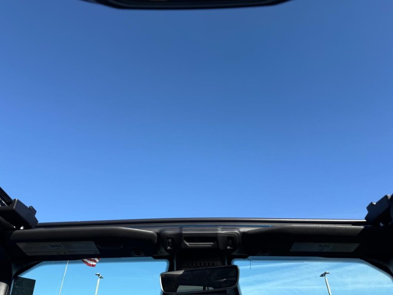 Jeep Wrangler Vehicle Full-screen Gallery Image 12