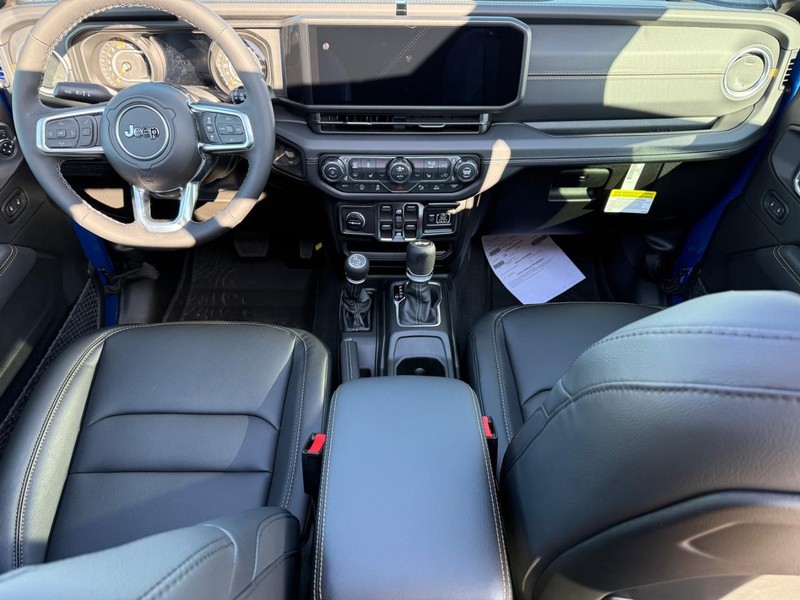 Jeep Wrangler Vehicle Full-screen Gallery Image 13