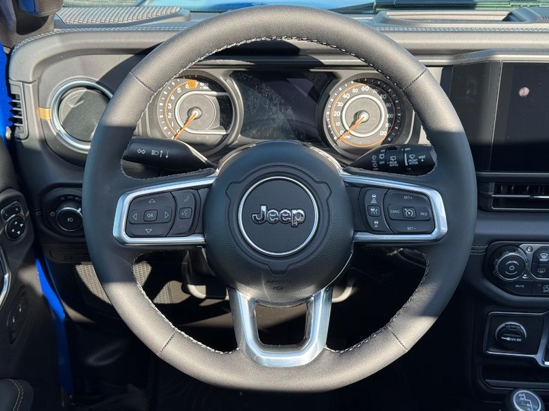 Jeep Wrangler Vehicle Full-screen Gallery Image 14