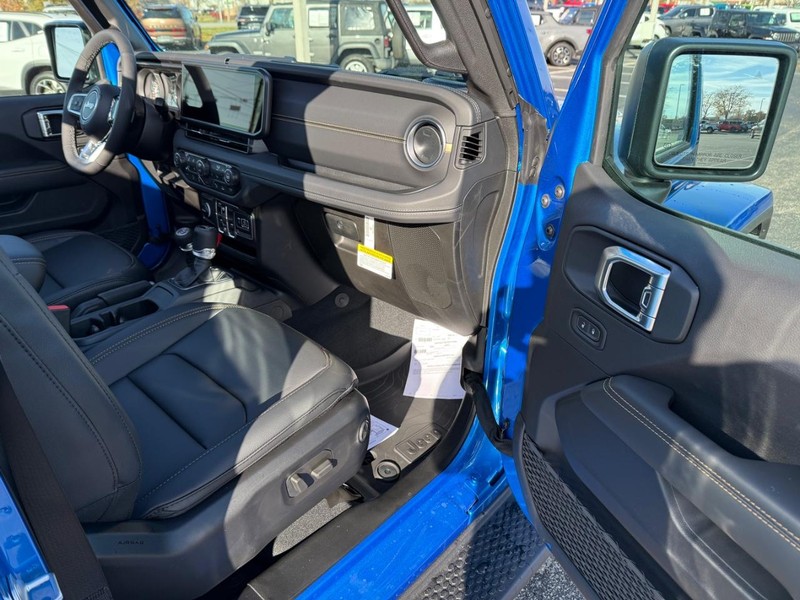 Jeep Wrangler Vehicle Full-screen Gallery Image 15