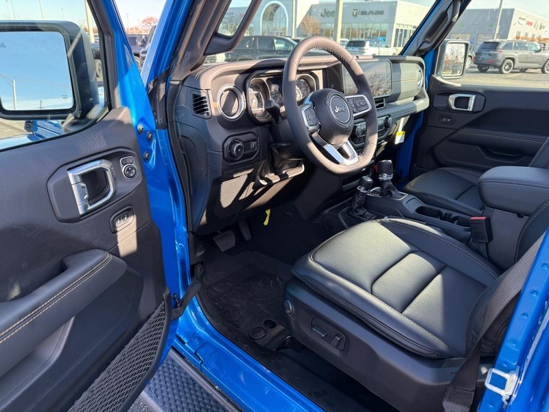 Jeep Wrangler Vehicle Full-screen Gallery Image 17