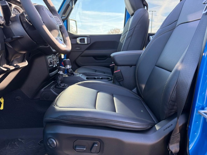 Jeep Wrangler Vehicle Full-screen Gallery Image 18