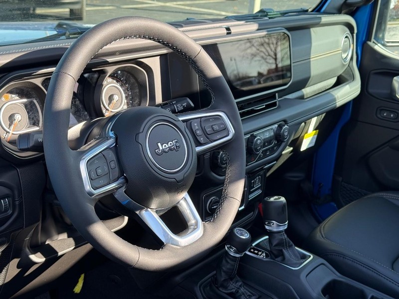 Jeep Wrangler Vehicle Full-screen Gallery Image 19