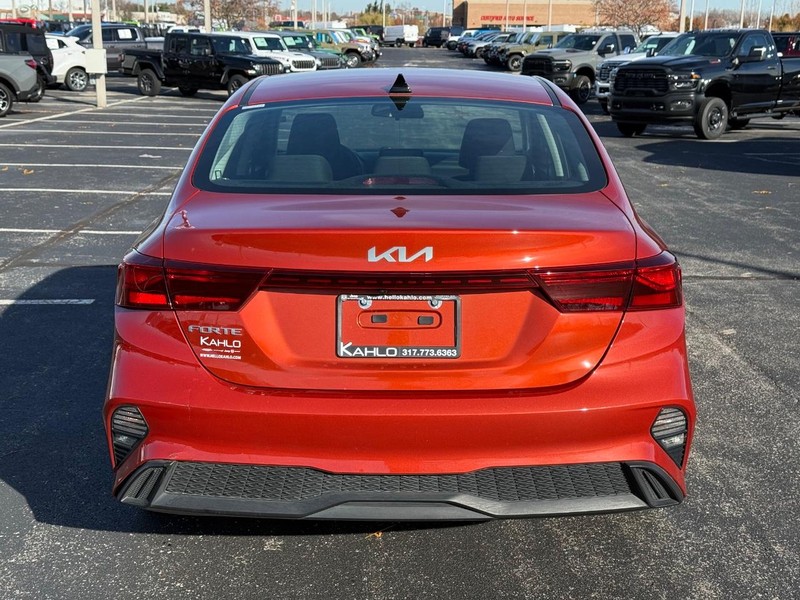 Kia Forte Vehicle Full-screen Gallery Image 4