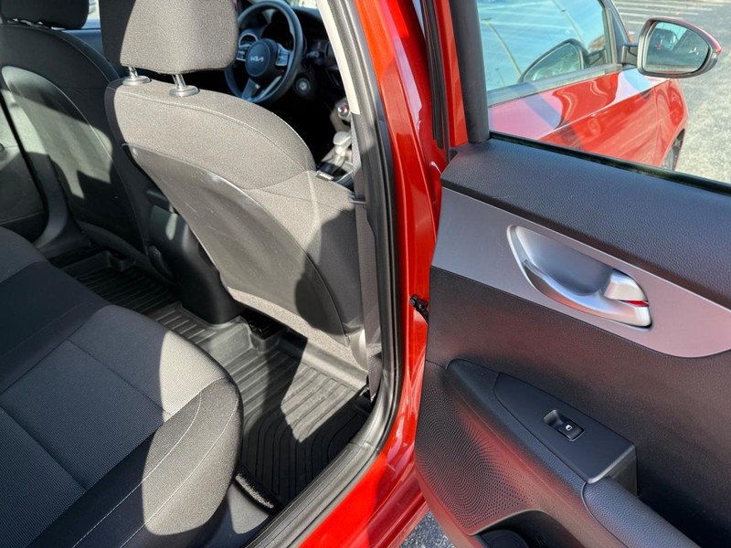 Kia Forte Vehicle Full-screen Gallery Image 11