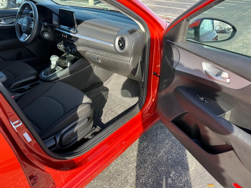 Kia Forte Vehicle Full-screen Gallery Image 14