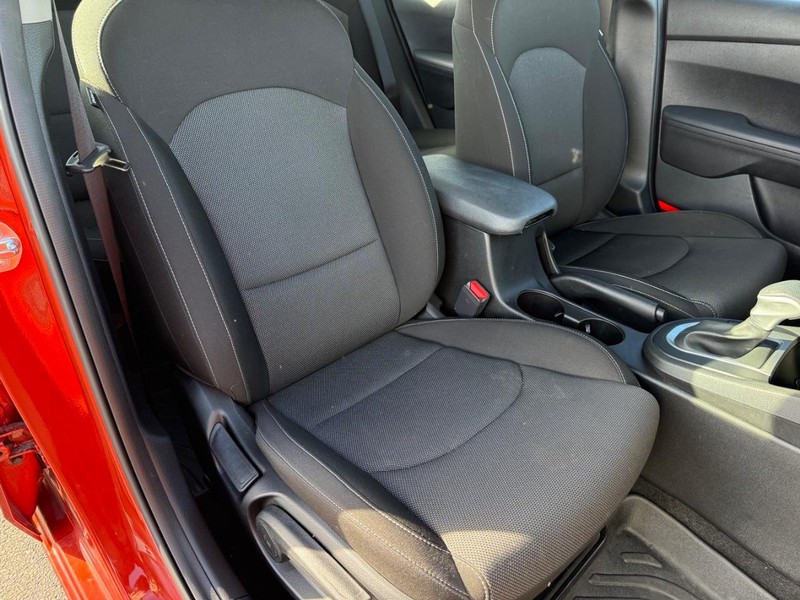 Kia Forte Vehicle Full-screen Gallery Image 15