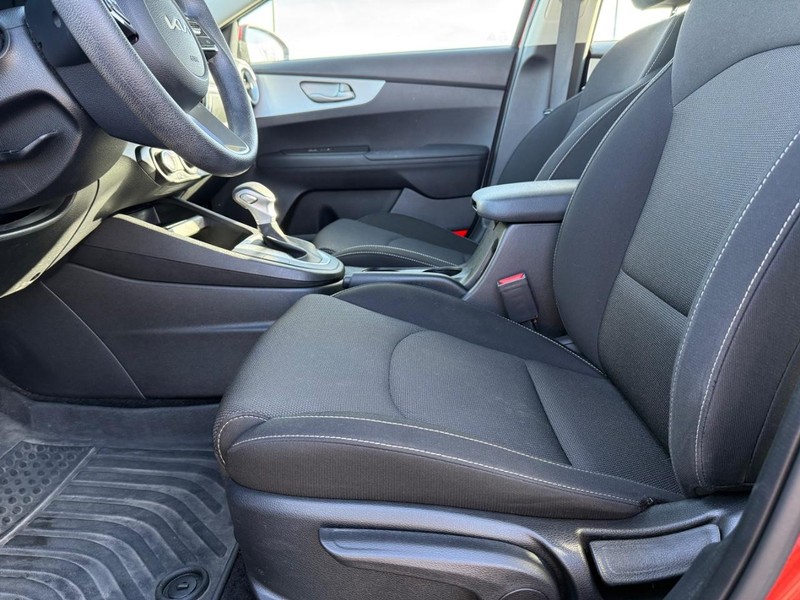 Kia Forte Vehicle Full-screen Gallery Image 17