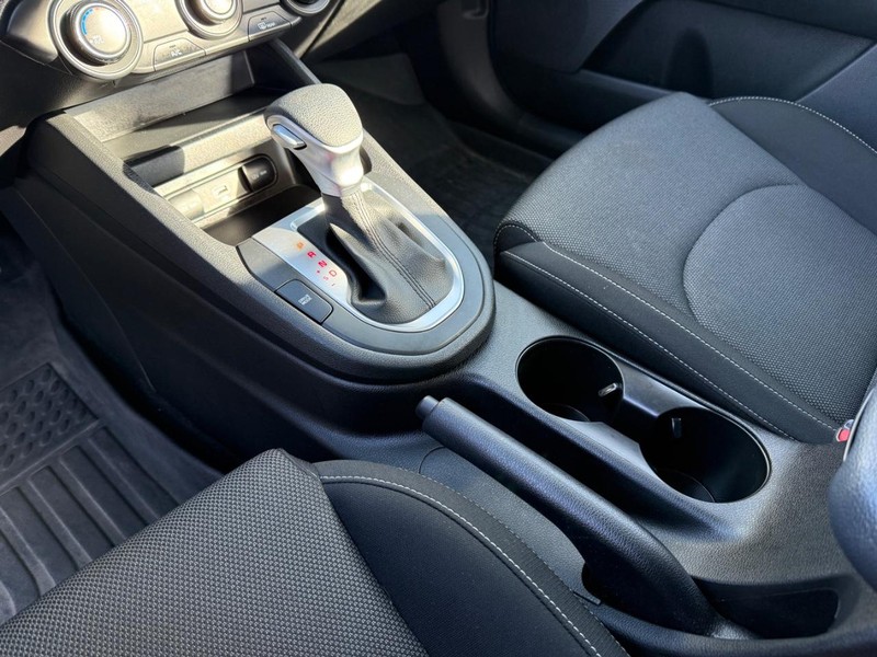 Kia Forte Vehicle Full-screen Gallery Image 24