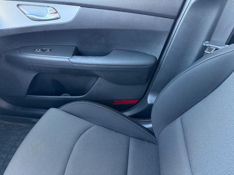 Kia Forte Vehicle Full-screen Gallery Image 25