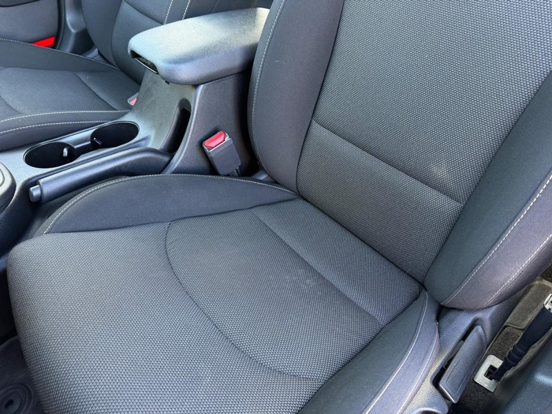 Kia Forte Vehicle Full-screen Gallery Image 28