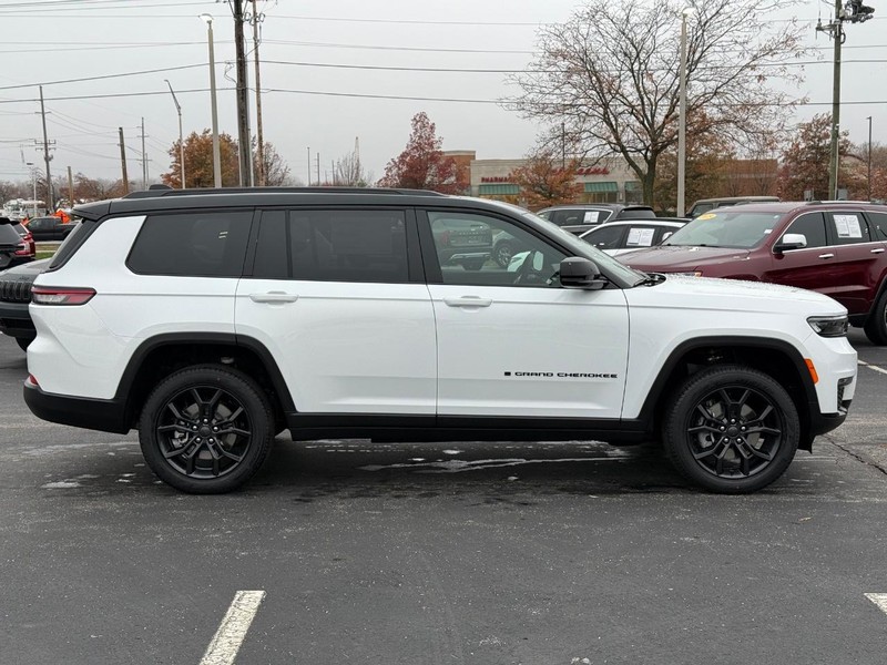 Jeep Grand Cherokee L Vehicle Full-screen Gallery Image 2