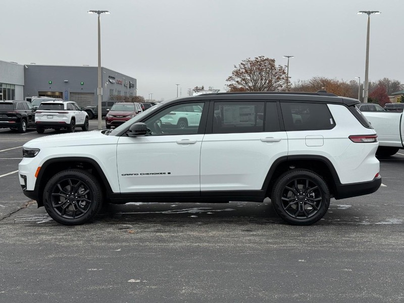 Jeep Grand Cherokee L Vehicle Full-screen Gallery Image 9