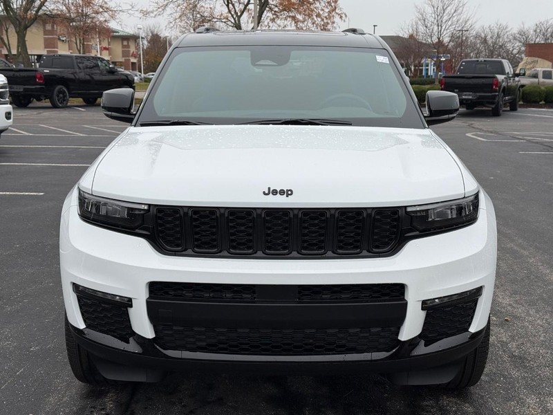 Jeep Grand Cherokee L Vehicle Full-screen Gallery Image 11