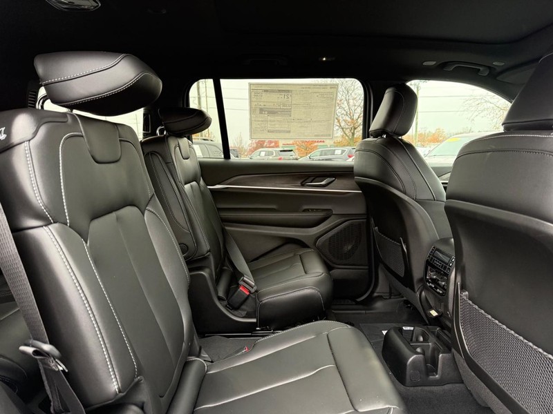 Jeep Grand Cherokee L Vehicle Full-screen Gallery Image 12