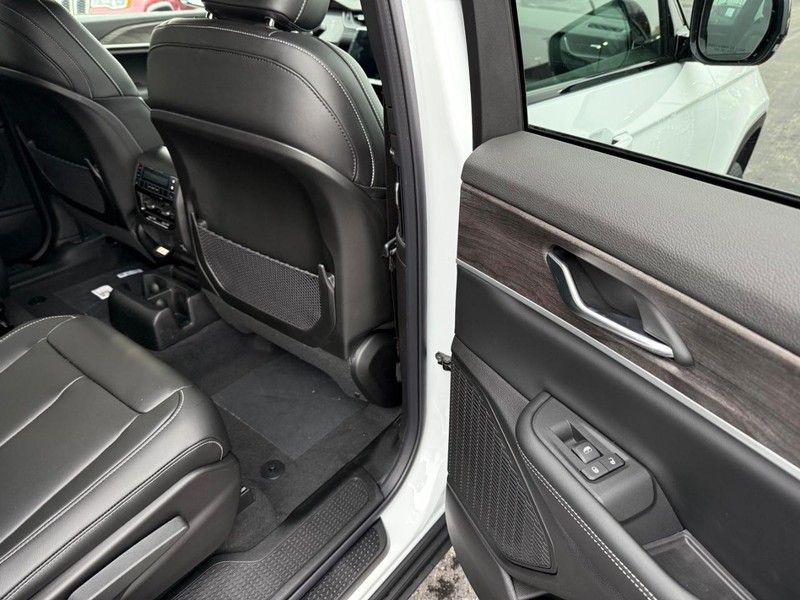 Jeep Grand Cherokee L Vehicle Full-screen Gallery Image 13