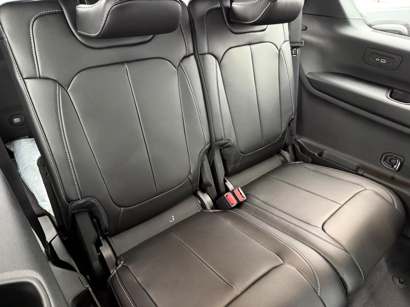 Jeep Grand Cherokee L Vehicle Full-screen Gallery Image 14