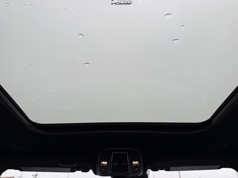 Jeep Grand Cherokee L Vehicle Full-screen Gallery Image 15