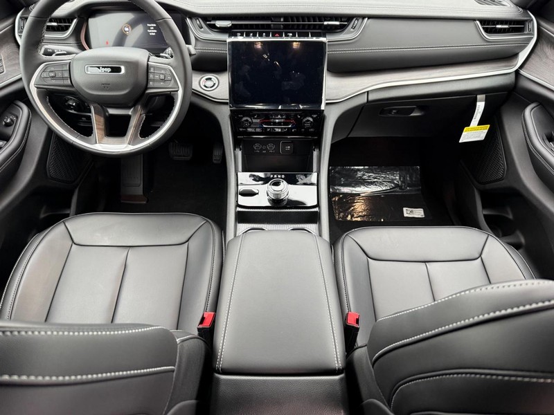 Jeep Grand Cherokee L Vehicle Full-screen Gallery Image 16