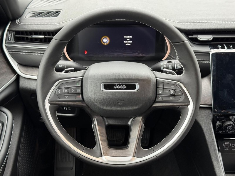 Jeep Grand Cherokee L Vehicle Full-screen Gallery Image 17