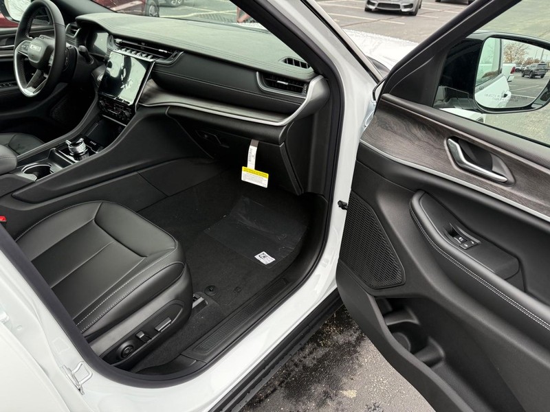 Jeep Grand Cherokee L Vehicle Full-screen Gallery Image 18