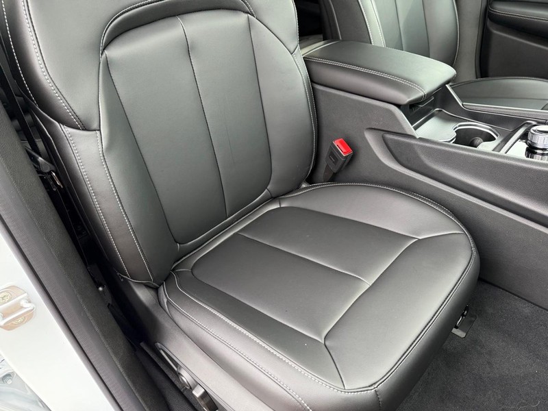 Jeep Grand Cherokee L Vehicle Full-screen Gallery Image 19