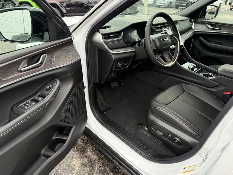 Jeep Grand Cherokee L Vehicle Full-screen Gallery Image 20