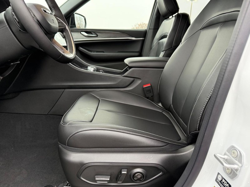 Jeep Grand Cherokee L Vehicle Full-screen Gallery Image 21