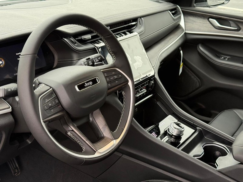 Jeep Grand Cherokee L Vehicle Full-screen Gallery Image 22