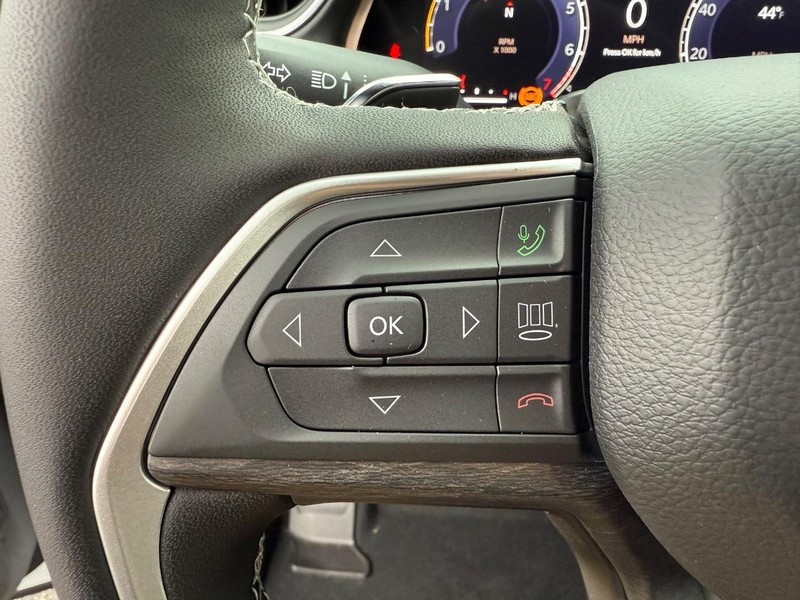 Jeep Grand Cherokee L Vehicle Full-screen Gallery Image 23