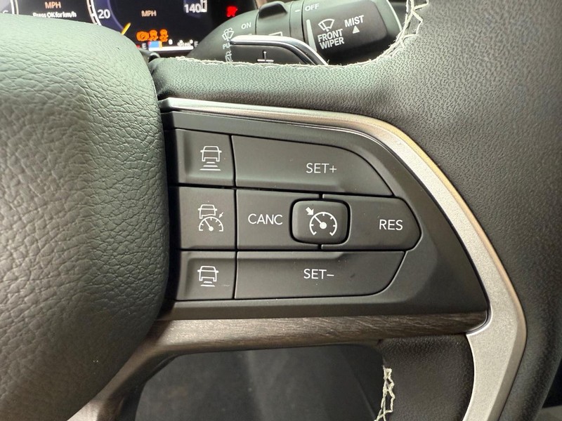 Jeep Grand Cherokee L Vehicle Full-screen Gallery Image 24