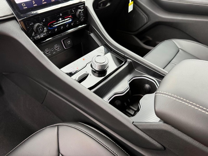 Jeep Grand Cherokee L Vehicle Full-screen Gallery Image 30