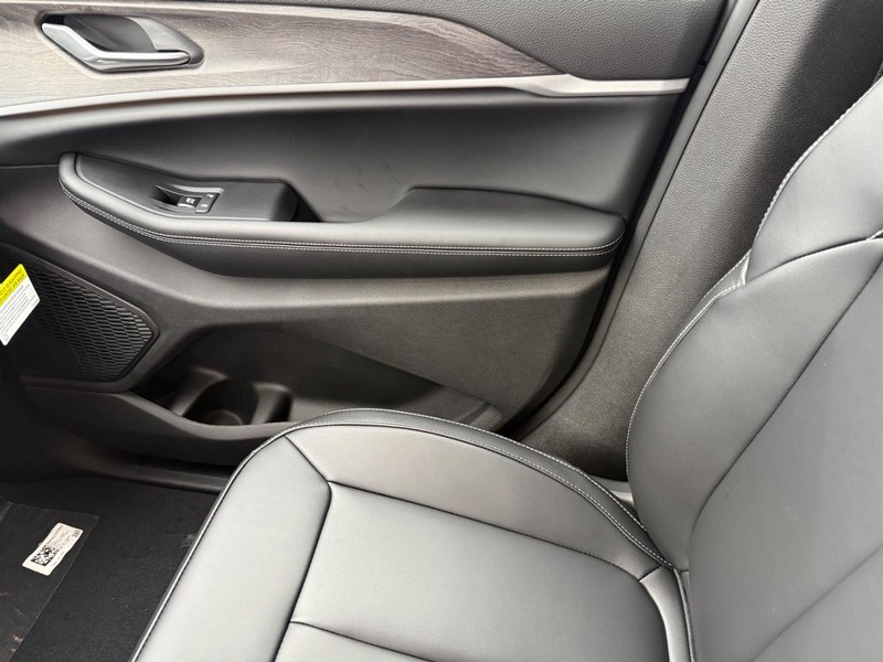 Jeep Grand Cherokee L Vehicle Full-screen Gallery Image 31