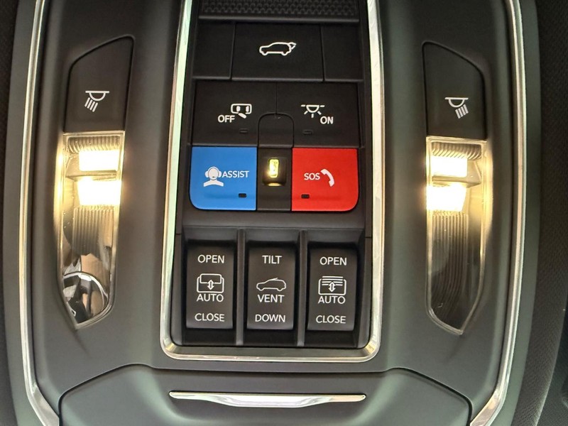 Jeep Grand Cherokee L Vehicle Full-screen Gallery Image 32