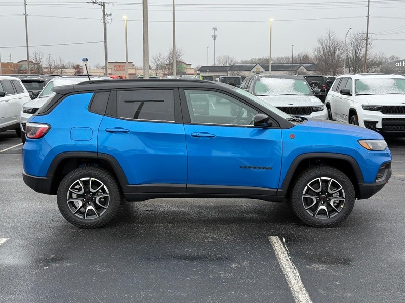 Jeep Compass Vehicle Full-screen Gallery Image 2