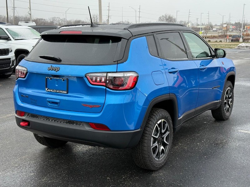 Jeep Compass Vehicle Full-screen Gallery Image 3