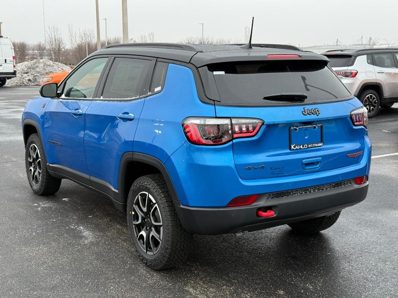 Jeep Compass Vehicle Full-screen Gallery Image 5